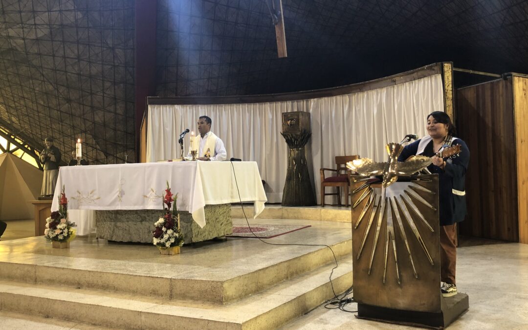 Liturgia de Pascua de Resurrección con alumnos de 1° a 4° básico