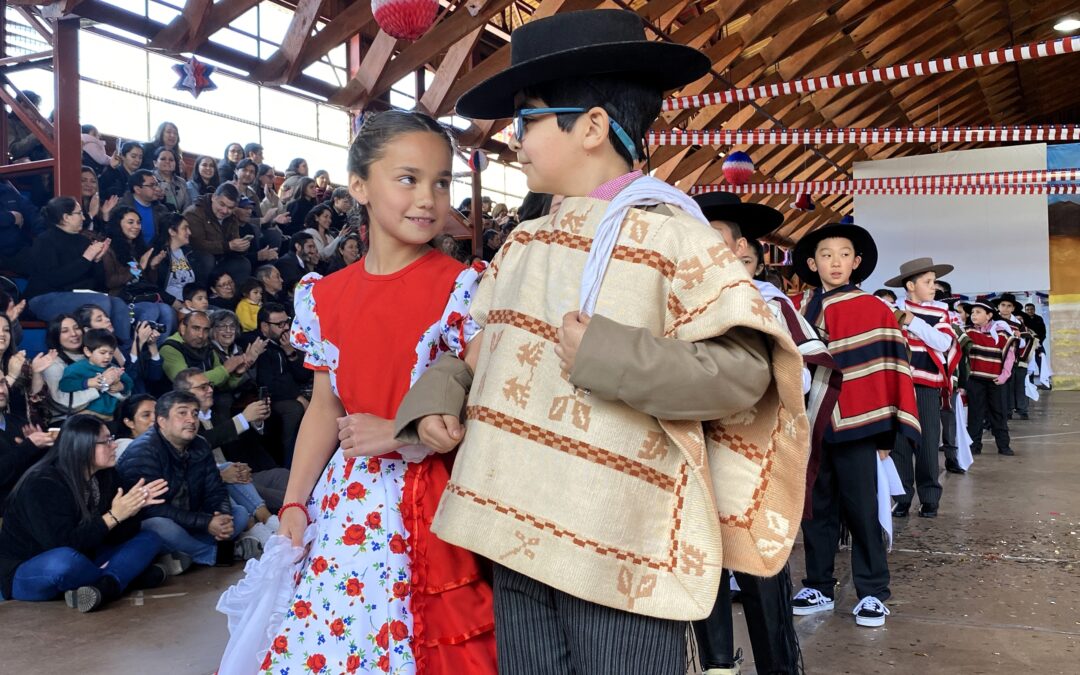 Patio chico celebra Fiestas Patrias bailando