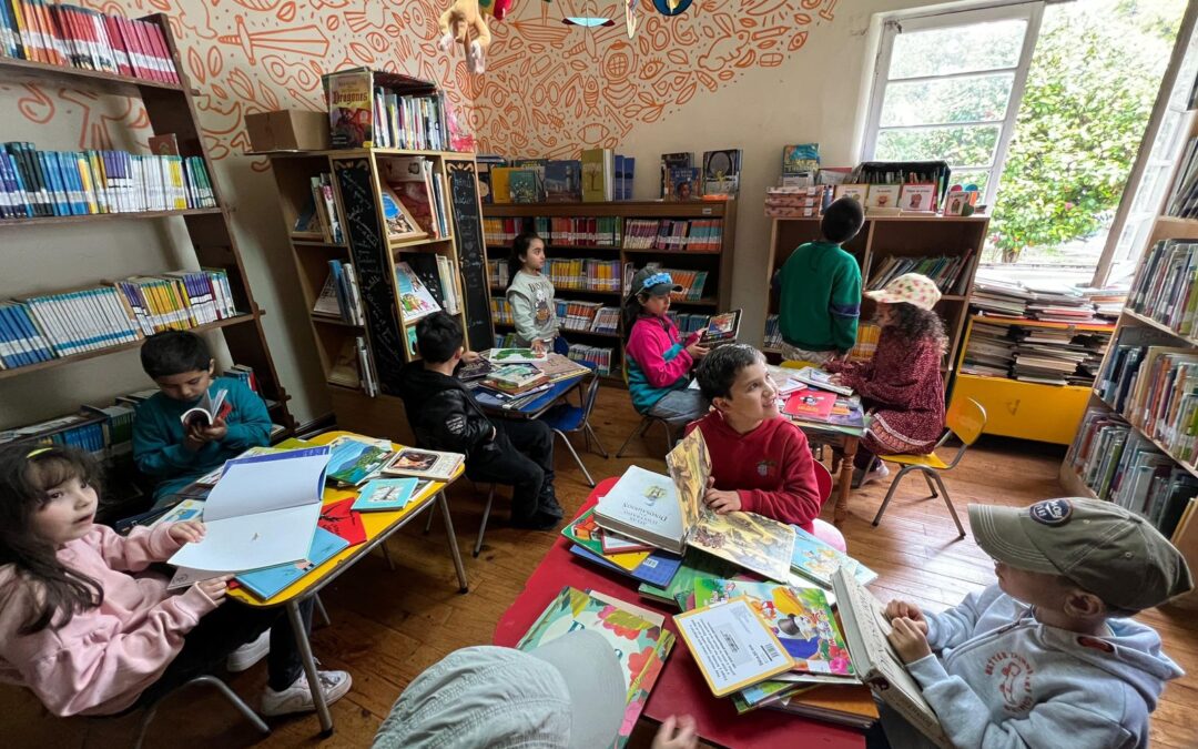 Primeros básicos visitan Biblioteca municipal